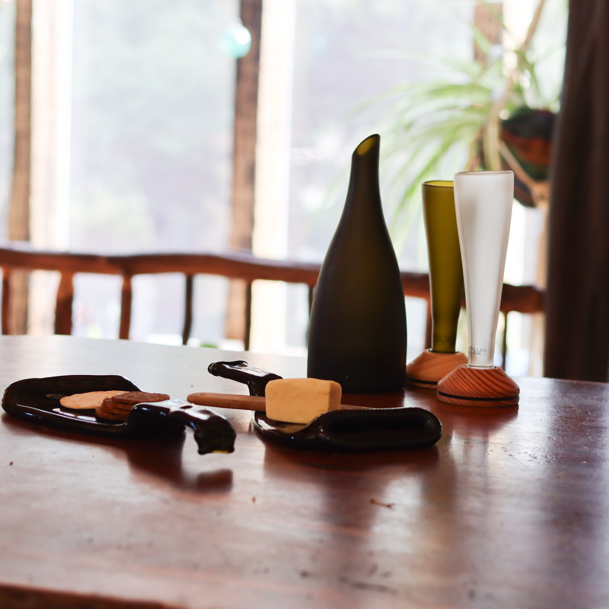 Crafted from repurposed champagne bottles, this shimmering platter showcases a smooth surface with the collection’s signature Obsidian Night Sky finish, representing modern sustainable design and artistic vision